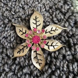 Sarah Coventry Vintage Broach        J